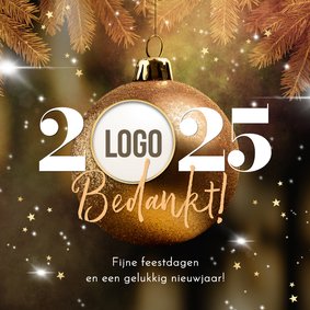 Zakelijke kerst nieuwjaarskaart kerstbal dennentakken logo