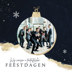 Zakelijke kerstkaart goud kerstbal foto sneeuw