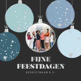 Zakelijke kerstkaart met kerstballen en eigen foto in zwart