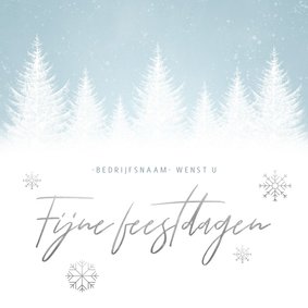 Zakelijke kerstkaart met sneeuw, bomen en 'Fijne feestdagen'