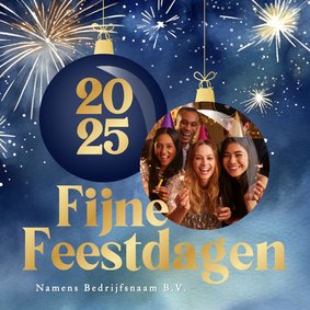 Zakelijke kerstkaart met vuurwerk en kerstbal gouden tekst