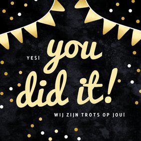 Zwarte geslaagdkaart you did it met gouden vlaggetjes