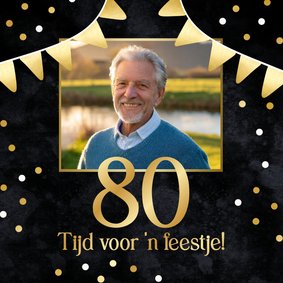 Zwarte uitnodiging verjaardagsfeest met gouden vlaggetjes