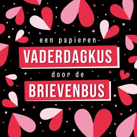 Zwarte vaderdagkaart met rode hartjes - kus door brievenbus