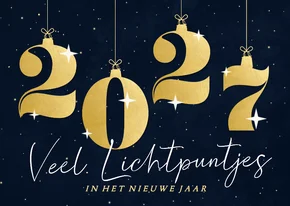 Donkere kerstkaart met 2027 in kerstballen lichtpuntjes