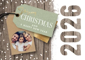 Foto kerstkaart 2026 label op hout sneeuw