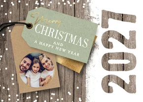 Foto kerstkaart 2027 label op hout sneeuw