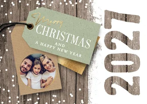 Foto kerstkaart 2027 label op hout sneeuw