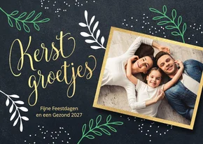 Foto kerstkaart met hippe takjes sneeuw