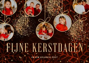 Fotocollage kerstkaart met sprankelende kerstballen rood