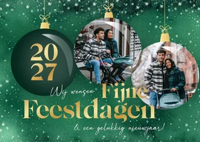 Groene waterverf kerstkaart met kerstballen foto en sterren