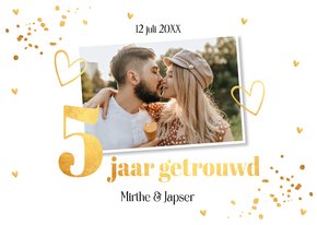 Jubileum uitnodiging 5 jaar getrouwd wit goud foto hartjes