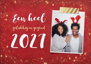 Kerst ansichtkaart met rode achtergrond en gouden sterren