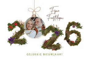 Kerstkaart 2026 natuur en kerstbal foto
