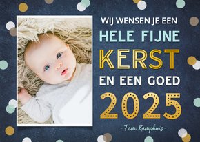 Kerstkaart enkel met vrolijke confetti, goud en eigen foto