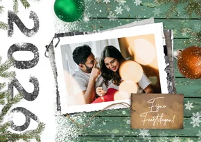 Kerstkaart fotostapel op sneeuw en hout