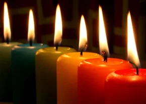 Kerstkaart gekleurde kaarsen