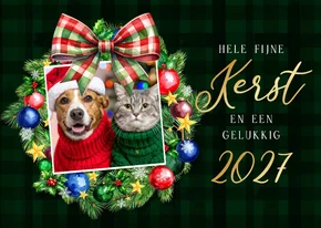 Kerstkaart kerstkrans kerstballen ruiten strik en foto