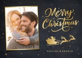 Kerstkaart met gouden silhouet van een kerstman in arreslee