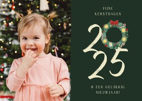 Kerstkaartje donkergroen met grote foto en 2025 kerstkrans