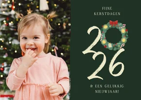 Kerstkaartje donkergroen met grote foto en 2027 kerstkrans