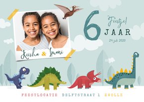 Kinderfeestje dinosaurussen feestje vrolijk foto tweeling