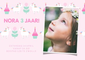 Kinderfeestje kaart met feestende unicorns en foto