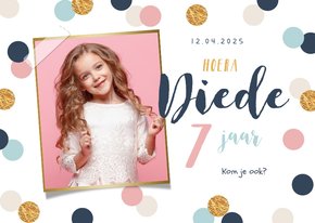 Kinderfeestje meisje feestelijk confetti goud foto