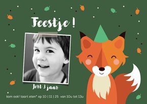 Kinderfeestje vos met confetti in het bos