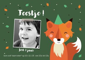 Kinderfeestje vos met confetti in het bos