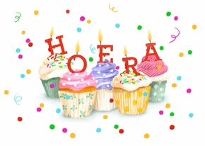 Kleurrijke verjaardagskaart met cupcakes en kaarsjes