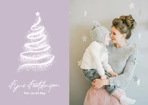 Lila kerstkaart met moderne kerstboom en foto enkel