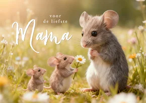 Moederdagkaart lieve muis en twee babymuisjes met bloem