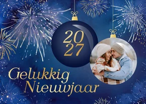Nieuwjaarskaart met geschilderd vuurwerk kerstbal en foto