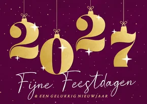 Paars kerstkaartje met sterren en gouden cijfers heelal