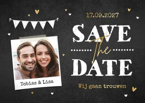 Save the date trouwkaart krijtbord slinger goud foto hartjes