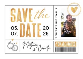 Save the date trouwkaart ticket hartje ringen foto goud