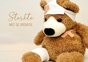 Sterktekaart met teddybeer in de kreukels