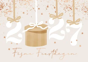 Stijlvolle kerstkaart jaartal cadeau strikken sterren koper