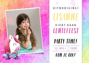 Stoere lentefeest uitnodiging met regenboog achtergrond