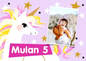 Toffe kaart met geïllustreerde unicorn en sterren in lila