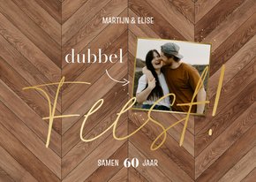 Uitnodiging dubbel feest samen houtlook foto en goud