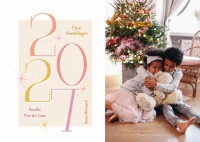 Vrolijke kerstkaart met gekleurde cijfers en sterretjes foto