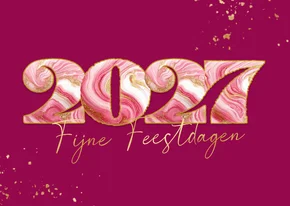 Vrolijke roze kerstkaart met gemarmerd jaartal