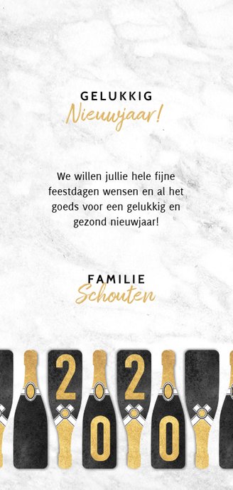 Hippe nieuwjaarskaart met champagneflessen en gouden 2020 Achterkant