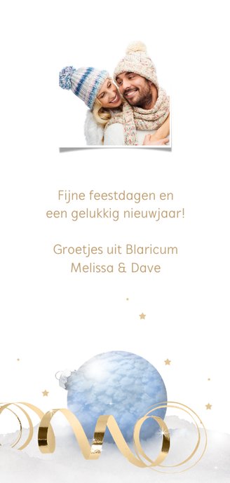 Kerstkaart kerstbal in sneeuw blauw Achterkant