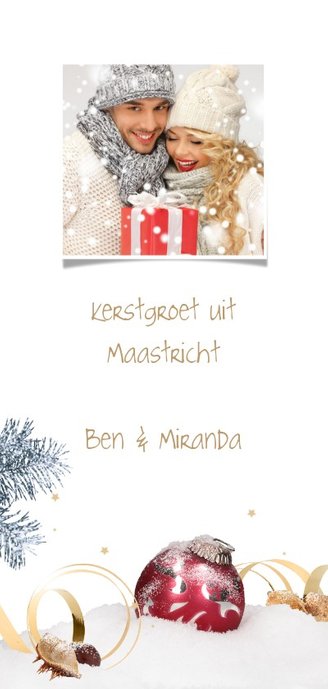 Kerstkaart kerstbal in sneeuw rood Achterkant