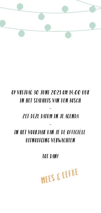 Save the date kaart met lampjesslingers en foto Achterkant