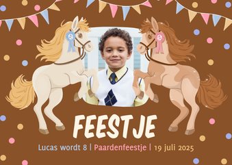 Bruine uitnodiging kinderfeestje met paarden en confetti