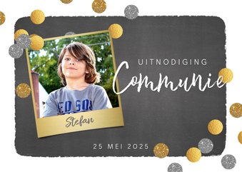 Communie foto uitnodiging stoer krijtbord en confetti